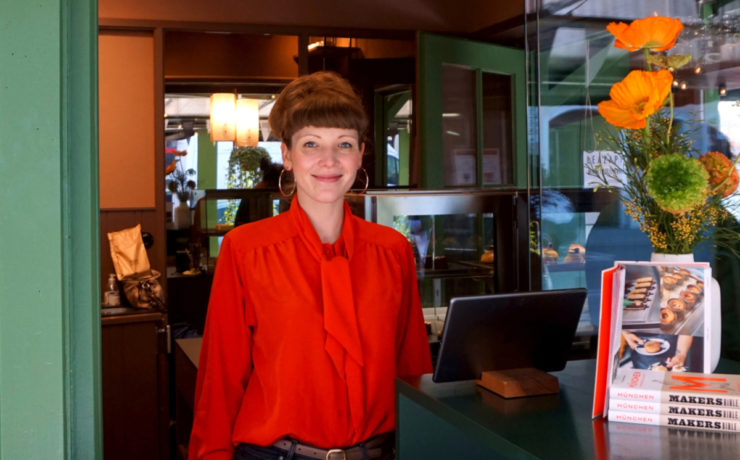 InhaberiLea Zapf steht am Ausgabefenster ihres Stands Marktpatisserie.Foto: Nina Jarosch