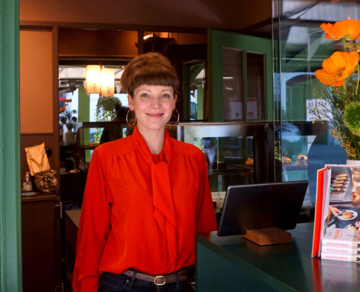 InhaberiLea Zapf steht am Ausgabefenster ihres Stands Marktpatisserie.Foto: Nina Jarosch