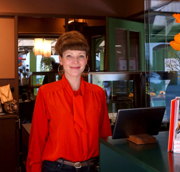 InhaberiLea Zapf steht am Ausgabefenster ihres Stands Marktpatisserie.Foto: Nina Jarosch