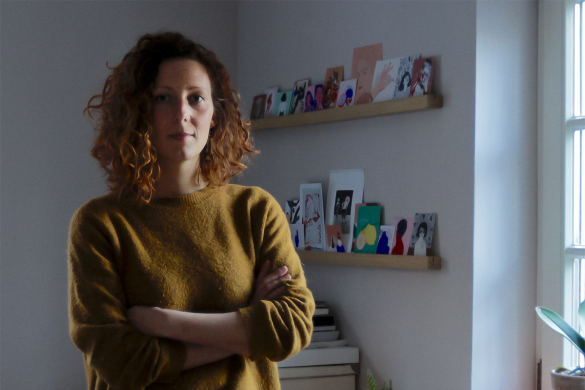Porträt Gründerin Veronika Peters schaut mutig in die Kamera mit verschränkten Armen Foto: Wolfram Schlenker