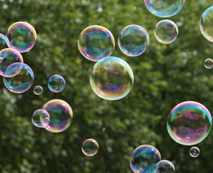 Seifenblasen die in der Luft schweben. Foto: Kira Hoffmann Pixabay