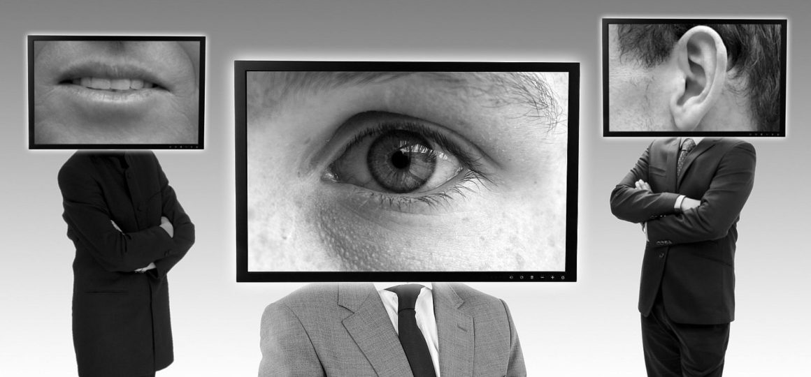 Drei Menschen in Anzügen haben statt Köpfen Bildschirme mit Auge, Ohr und Nase