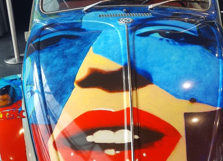 Bild von einem Oldtimer VW-Käfer mit Gesicht von Marilyn Monroe in Warhol-Lackierung; Oldtimer-Ausstellung Fürstenfeld