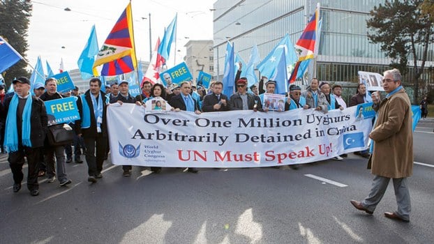 Mitglieder und Anhänger des Weltkongress der Uiguren scharen sich um ihren Präsidenten Dolkun Isa: Ein Protest vor der UNO in New York. Reportage von Friederike AlbatIn New York