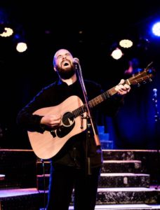 Musiker David Gaffnery auf der Bühne beim Songslam im Milla