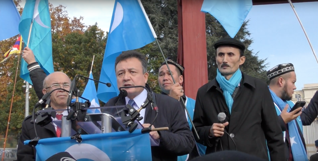 Dolkun Isa spricht auf einer Protestkundgebung der Uiguren in Genf. Eine Reportage von Friederike Albat