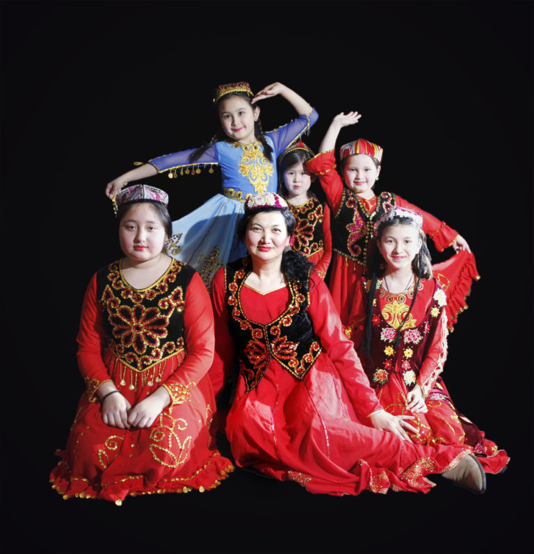 Narissam Ismailova (Mitte) und ihre Tanzgruppe des Uigurischen Kulturvereins ARZU. Eine Reportage von Friederike Albat