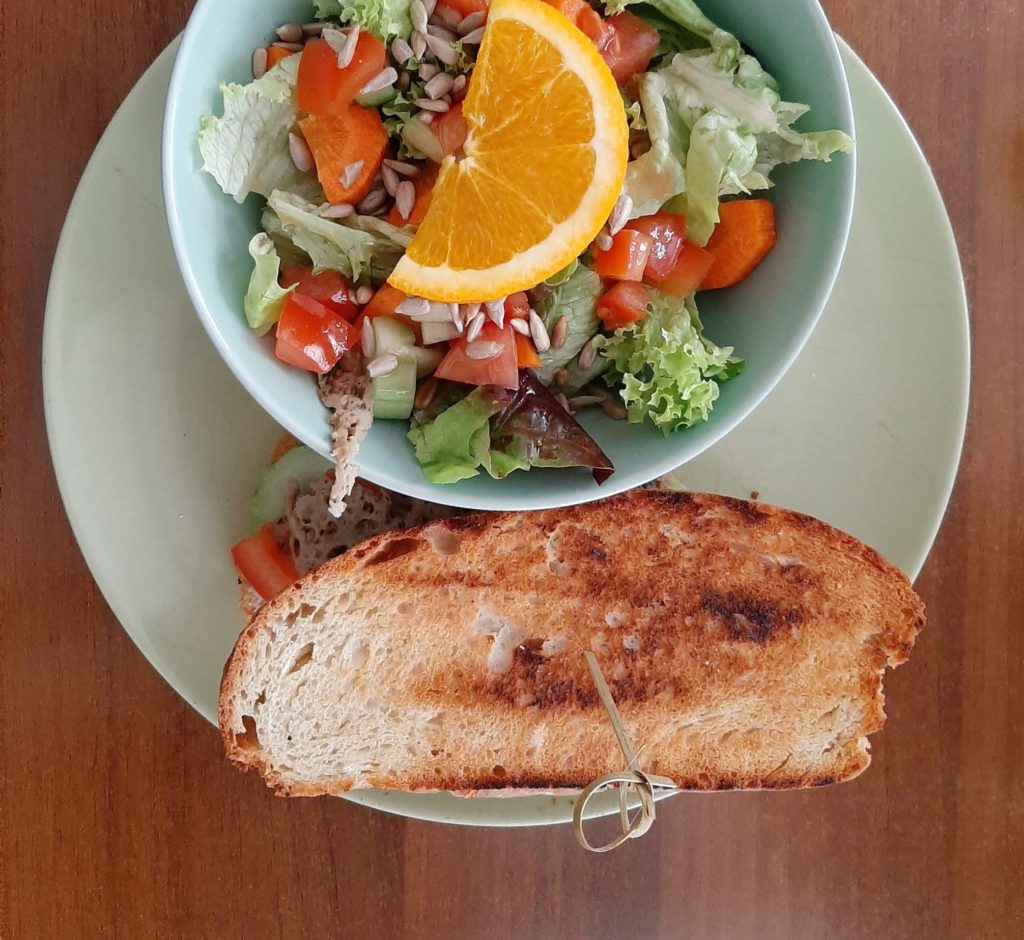 Tempelsandwich mit Seitan und buntem Salat im Katzentempel München - Beitrag und Foto: Carmen Weber