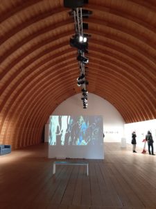 Das hölzerne Tonnengewölbe im Ausstellungssaal des Freisinger Schafhofs mit Illuminationen zur Ausstellung "Fokus Europa" - Beitrag und Foto: Carmen Weber