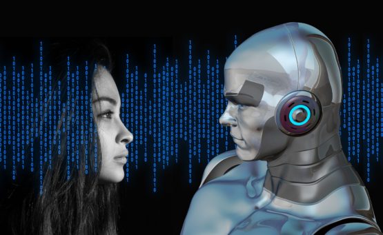 Frau blickt auf einen Roboter mit menschlichem Gesicht vor dunklem Hintergrund mit Binärcode