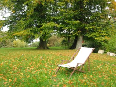 Leerer Liegestuhl in herbstlichem Park