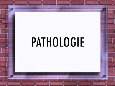 Schild mit der Aufschrift "Pathologie" auf Backsteinwand