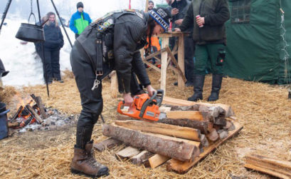 Loretta kann mit einer Mororsäge umgehen. Beim Elefantentreffen in Solla mitten im Winter ist sie deshalb sehr gefragt. Bei frostigen Temperaturen in der Nacht braucht es viel Brennholz für die zahlreichen Lagerfeuer.