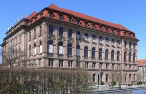 Pressefotos zum Alternativen Medienpreis: Nürnberger Akademie Gewerbemuseumsplatz (Foto: Andreas Praefcke/Wikimedia)