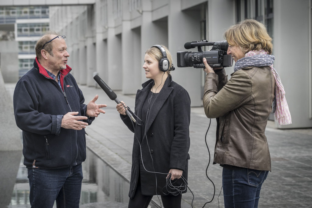 Interviewszene vor laufender Kamera. Die Teilnehmer lernen ein Interview zu führen und zu Filmen.