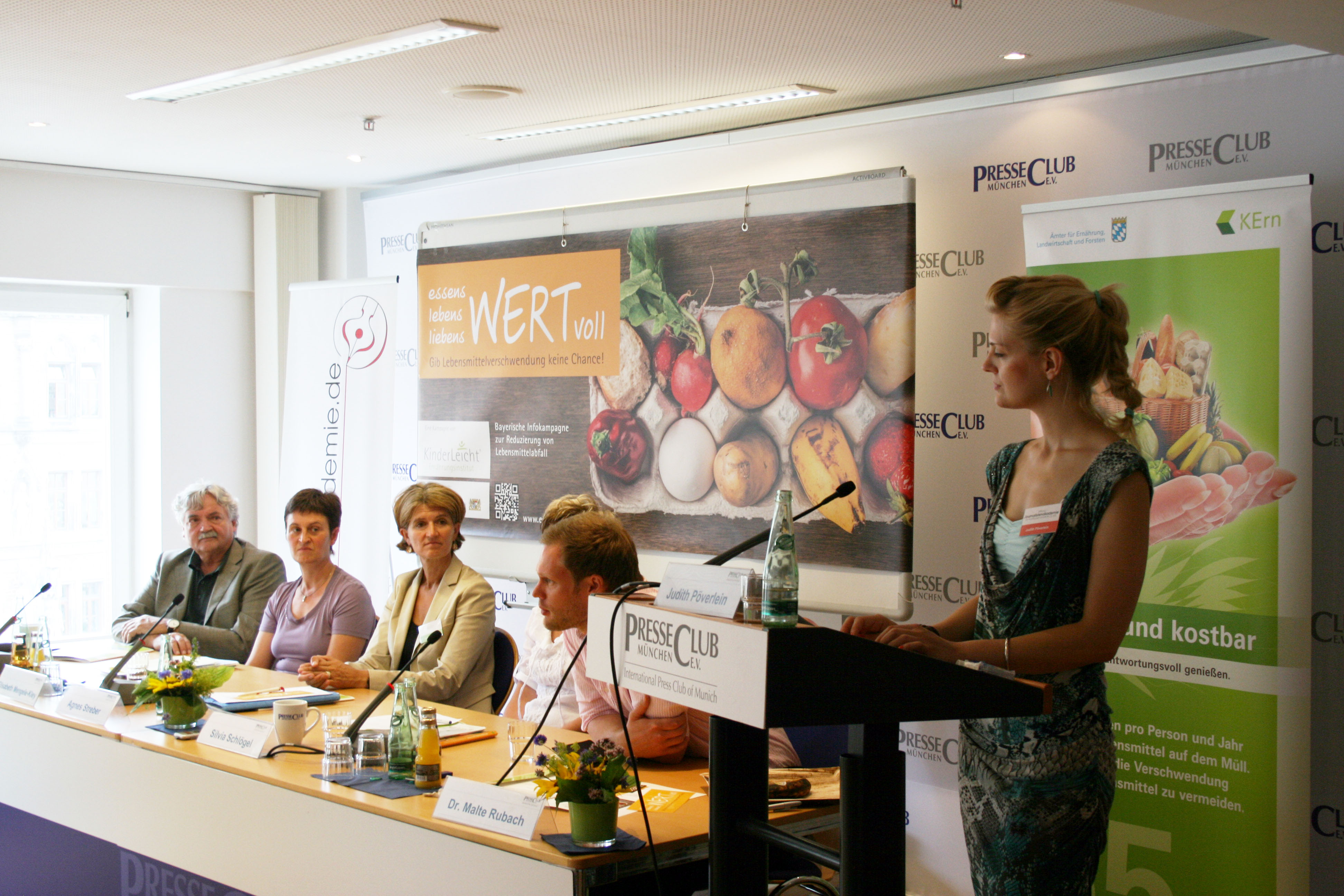 Pressepodium im Presseclub - die Pressekonferenz organisierten Lehrgangsteilnehmer der Journalistenakademie