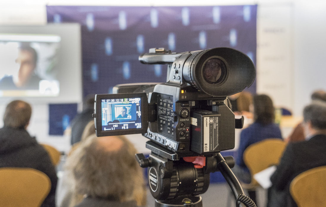 Kamera läuft - bei der Pressekonferenz zur langen Nacht des Menschenrechtsfilms