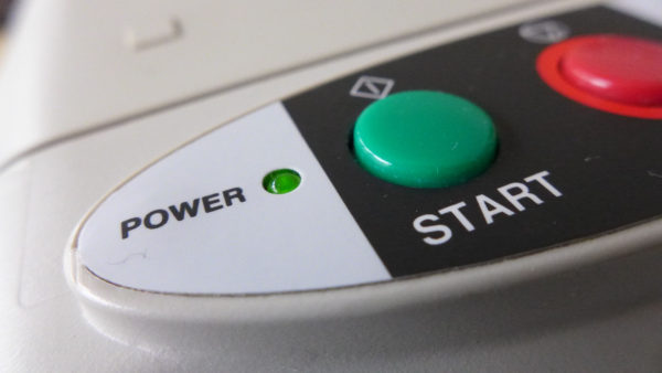 Nahaufnahme Drucker: Buttons "Start" und "Power"
