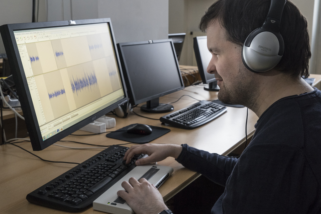 Alexander Karl bei der Arbeit mit dem Audioschnittsystem
