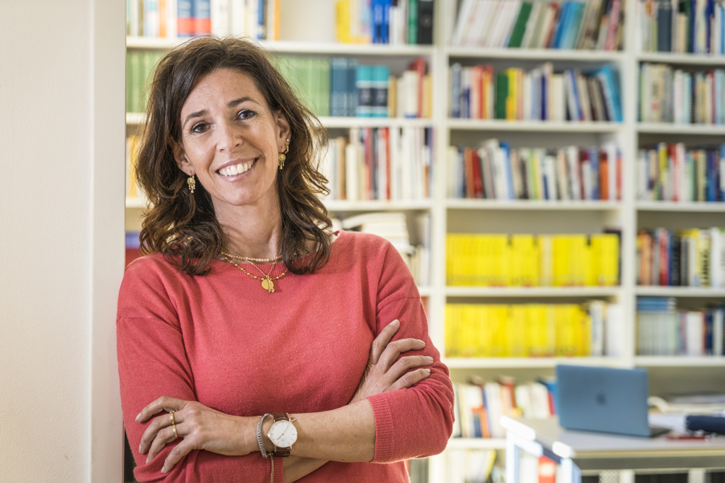 Teilnehmerin Maxi Gohlke in der Bibliothek der Journalistenakademie