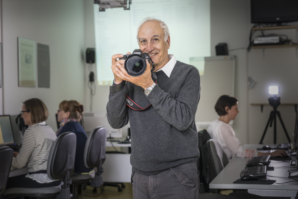 Noah Cohen Fotograf mit Kamera - der Dozent kann auch für Inhouseseminare gebucht werden