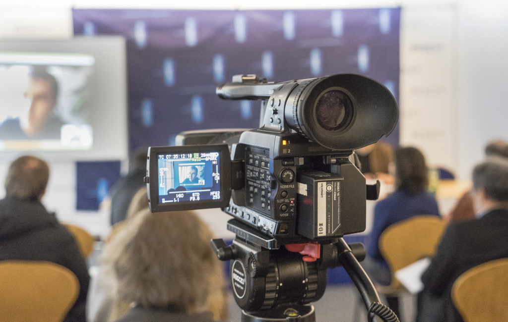 Filmaufnahmen bei einer Pressekonferenz im Presseclub