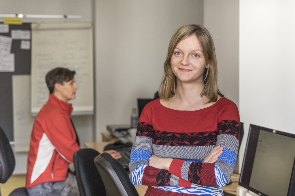 Kursteilnehmerin Svetlana Kerestely im Klassenzimmer