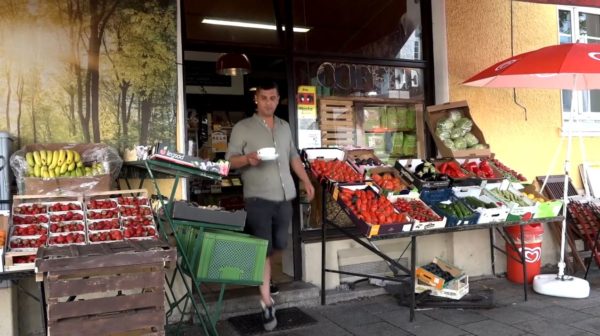 Onkel Rashid serviert Kaffee.