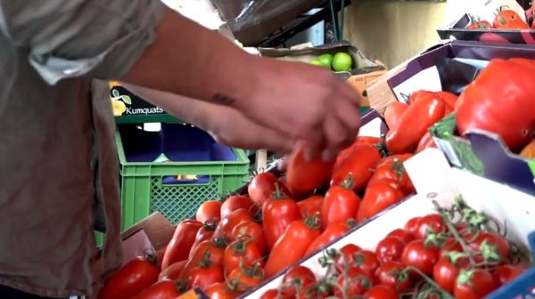 Leckere Tomaten in der Auslage vor Onkel Rashids Laden