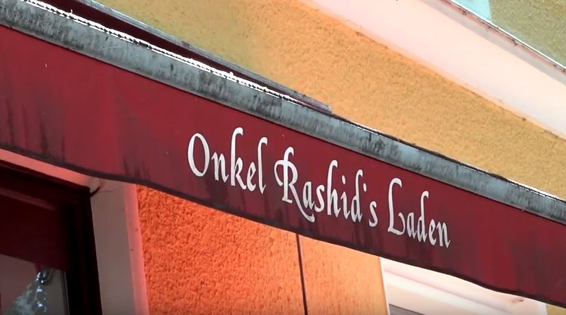 Onkel Rashids Laden: Schiftzug am Eingang