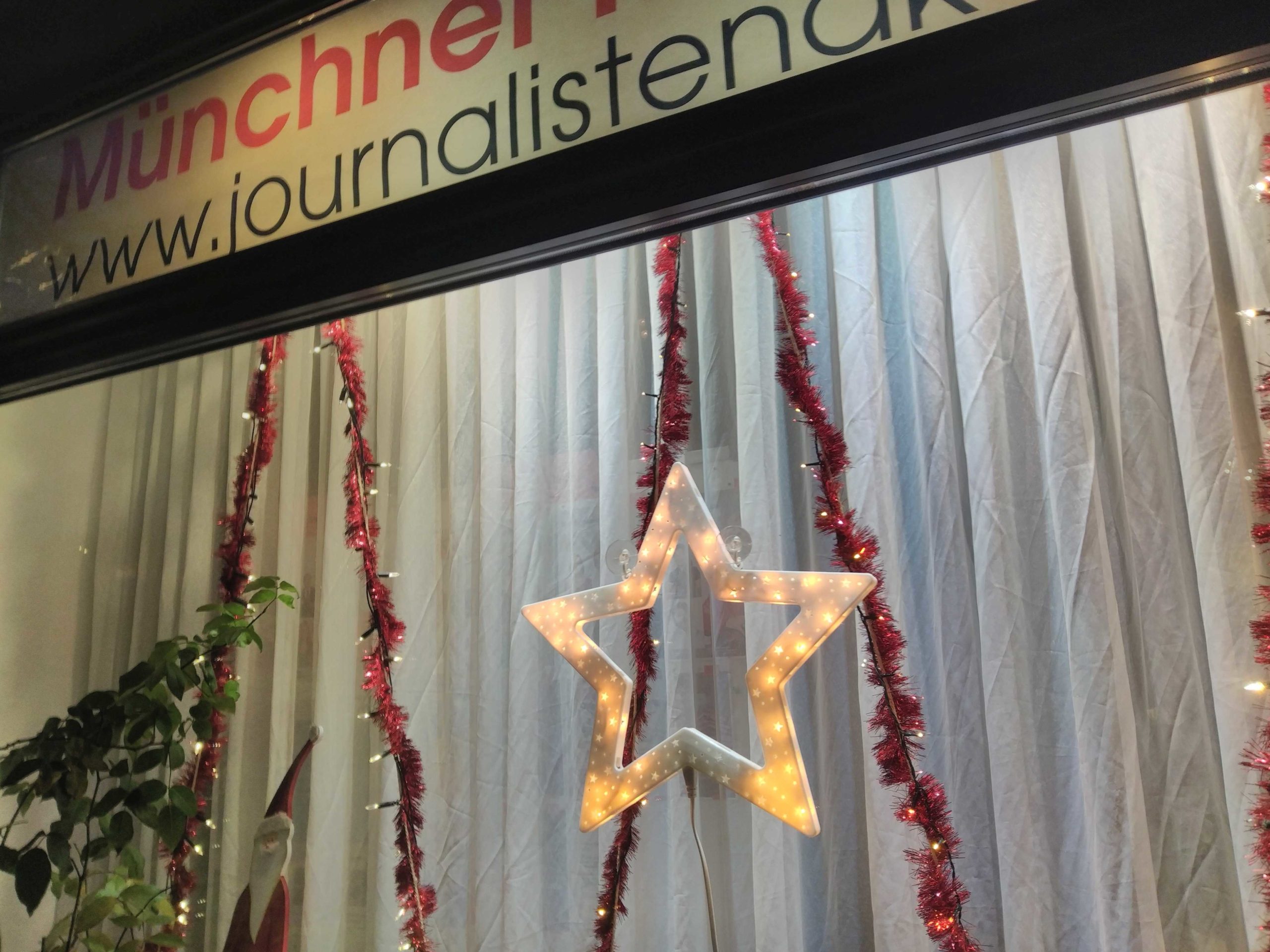 Journalistenakademie im Münchner Medienladen - weihnachtliches Schaufenster