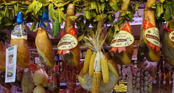 Käse- und Wurststand auf römischem Markt. Foto: Bernd Hannover